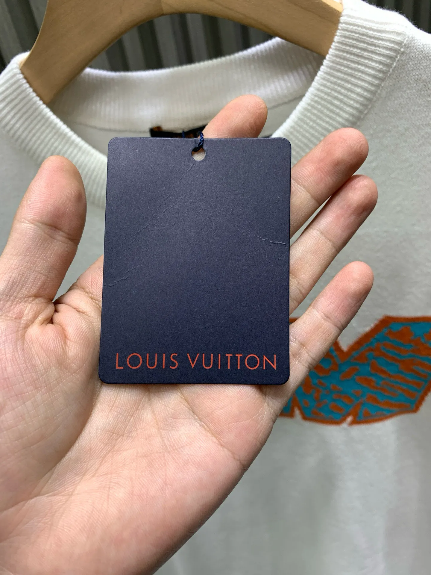 🅿️290 🀄️ Louis Vuitton Louis Vuitton 1v twill letter short-sleeved crew neck shirt. This T-shirt uses 14s intarsia technology. The logo is woven in contrasting colors. The flipped armholes are specially stitched to inject new ideas. The mulberry silk intarsia label on the back presents a mirror effect. If the jacquard is presented using a reverse-to-positive process, the visual craftsmanship of the sweater will be stronger. The contrast between the tissues will make the concave and convex texture more obvious. Clever use of yarn characteristics to reflect the details